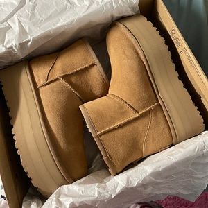 UGG Mini Platform Size 5
